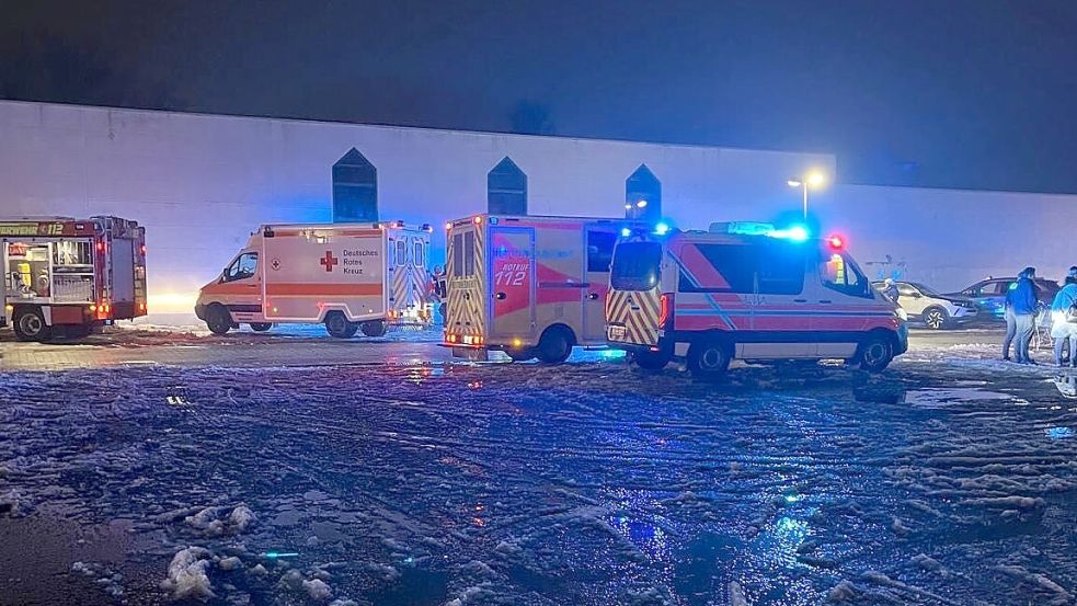 Neben der Feuewehr waren unter anderem auch das Deutsche Rote Kreuz im Einsatz, die sich um die Bewohner kümmerten. Foto: Feuerwehr Hage