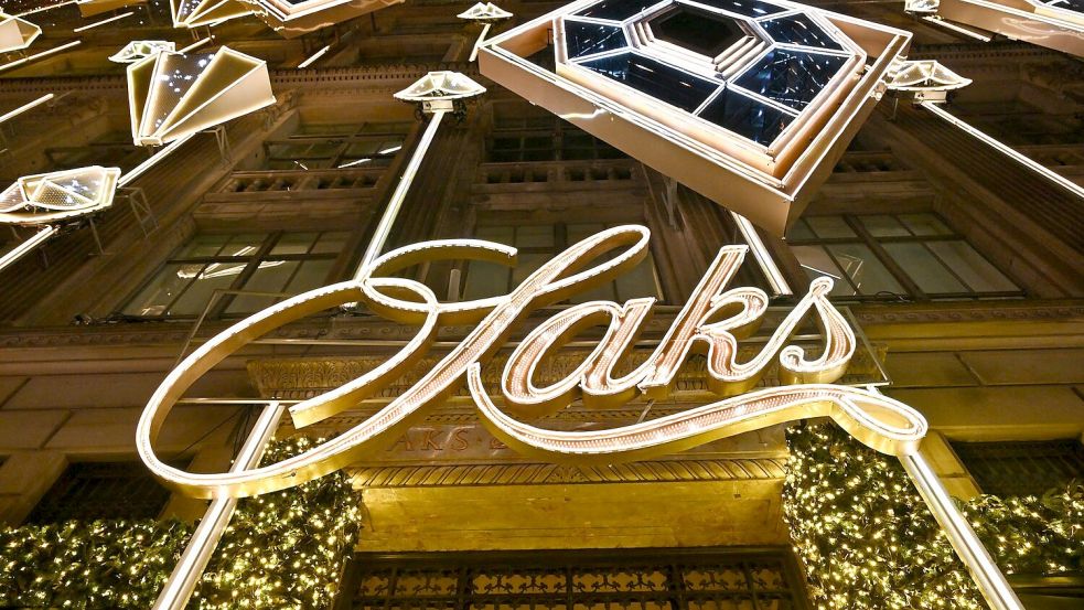 Saks Global entstand 2024 aus der Fusion der US-Luxuskaufhausketten Saks Fifth Avenue und Neiman Marcus. (Archivbild) Foto: Evan Agostini/Invision/AP/dpa