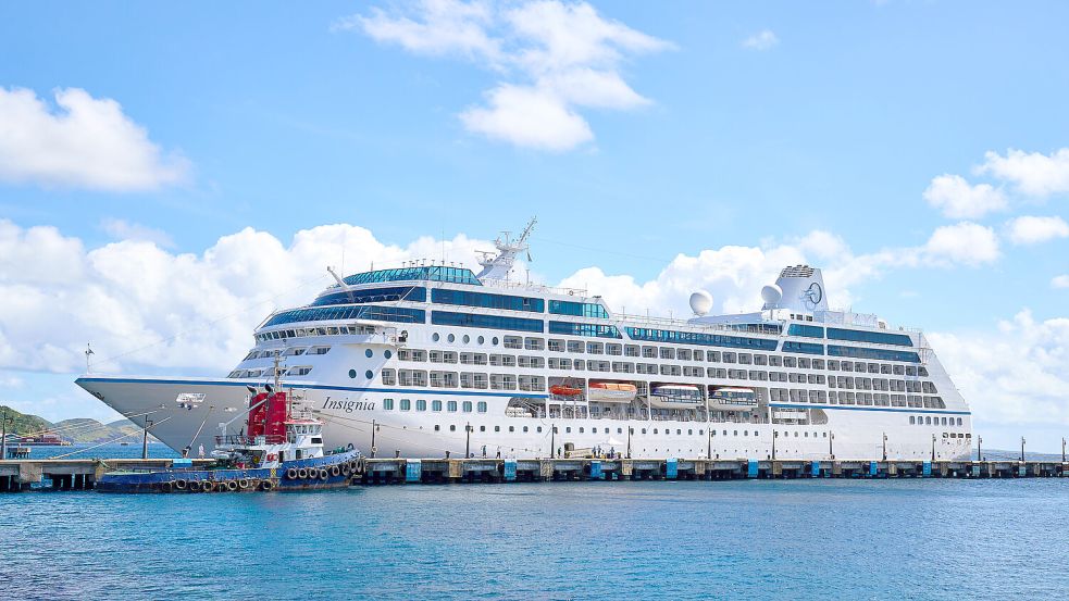 Oceania Crusies mit einem ihrer Kreuzfahrtschiffe in St. Kitts vor Anker. Foto: IMAGO/Bihlmayerfotografie