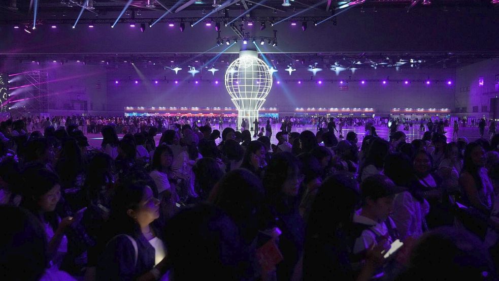 Die Erkennungsfarbe der K-Pop-Band: Lila. (Archiv) Foto: Lee Jin-man/AP/dpa