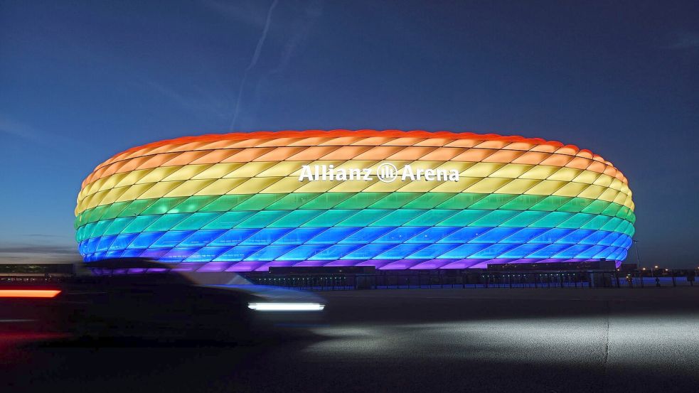 Die Münchner Allianz Arena kann je nach Anlass die Farbe wechseln. (Archivbild) Foto: Tobias Hase