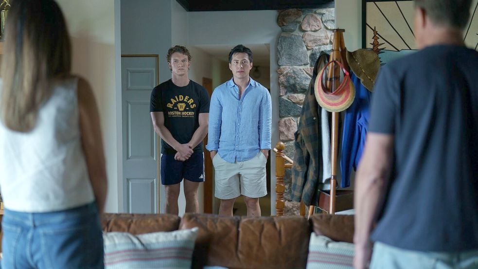 Connor Storrie als Ilya Rozanov und Hudson Williams als Shane Hollander in der ersten Folge der sechsteiligen Serie „Heated Rivalry“. Foto: Sabrina Lantos/HBO Max/dpa