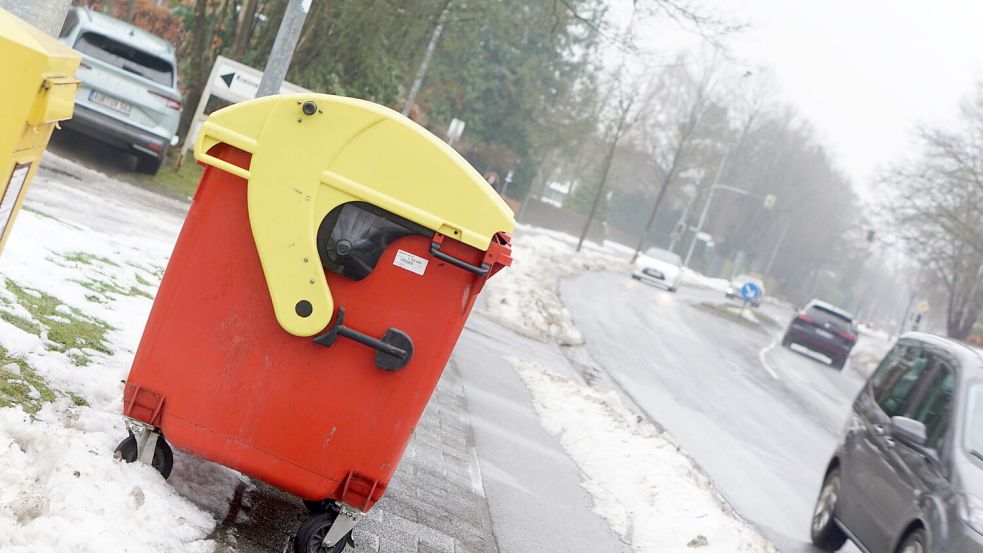 Eine Mülltonne steht an der Oldersumer Straße. Eine Abholung ist nicht in Sicht. Foto: Jurij Babanin