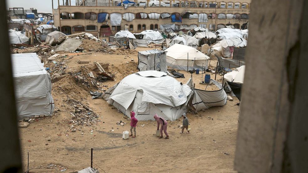 Im Gazastreifen leben viele Menschen trotz Waffenruhe weiterhin unter katastrophalen Bedingungen. Foto: Jehad Alshrafi/AP/dpa