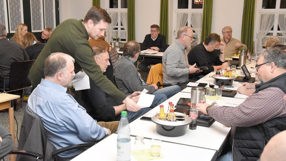 Verwaltungsmitarbeiter Luca Zuther verteilte die Stimmzettel für die geheime Abstimmung an die Ratsmitglieder. Foto: Thomas Dirks