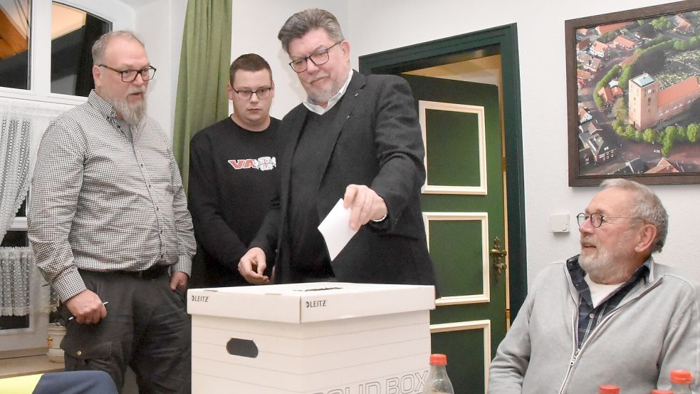 Brookmerlands Samtgemeindebürgermeister Gerhard Ihmels (Dritter von links) bei der Abstimmung über den Wahltermin. Foto: Thomas Dirks