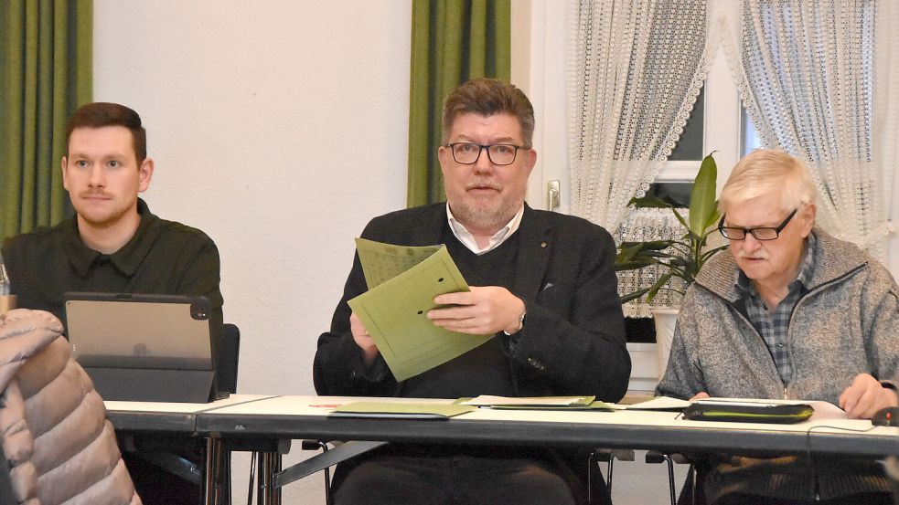 An der Seite von Bürgermeister Gerhard Ihmels (Mitte) saß diesmal nicht, wie sonst üblich, dessen Vertreter und Nachfolgekandidat Jochen Behrends, sondern Luca Zuther (links) aus der Kämmerei. Rechts neben Ihmels nahm der Ratsvorsitzende Burkhard Heuer (SPD) Platz. Foto: Thomas Dirks
