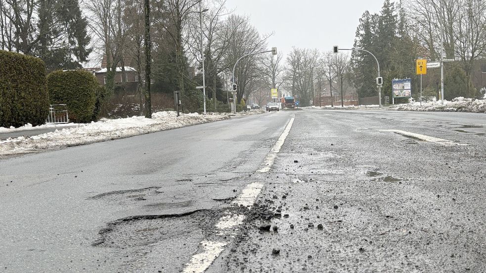 Gut zu sehen sind die Asphaltbrocken, die der Frost und auch die Schneepflüge in den vergangenen Tagen aus dem Belag der Oldersumer Straße gelöst haben. Foto: Mieke Matthes