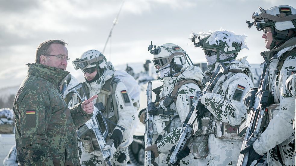 Pistorius bei Gebirgsjägerübung im Hohen Norden Foto: Kay Nietfeld/dpa