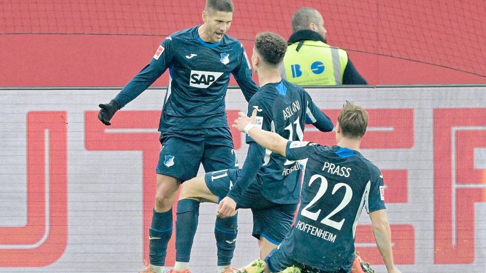 Hoffenheims Andrej Kramaric (r.) darf sich feiern lassen. Foto: Uwe Anspach