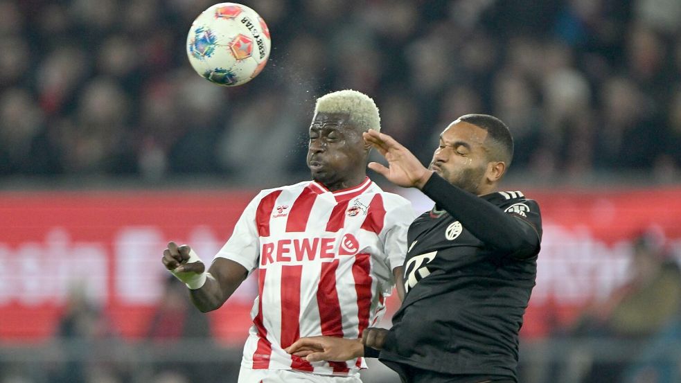 Das Duell zwischen Köln und Bayern München war lange Zeit auf Augenhöhe: Hier kämpfen Jonathan Tah (Bayern München) und Ragnar Ache um den Ball. Foto: Federico Gambarini