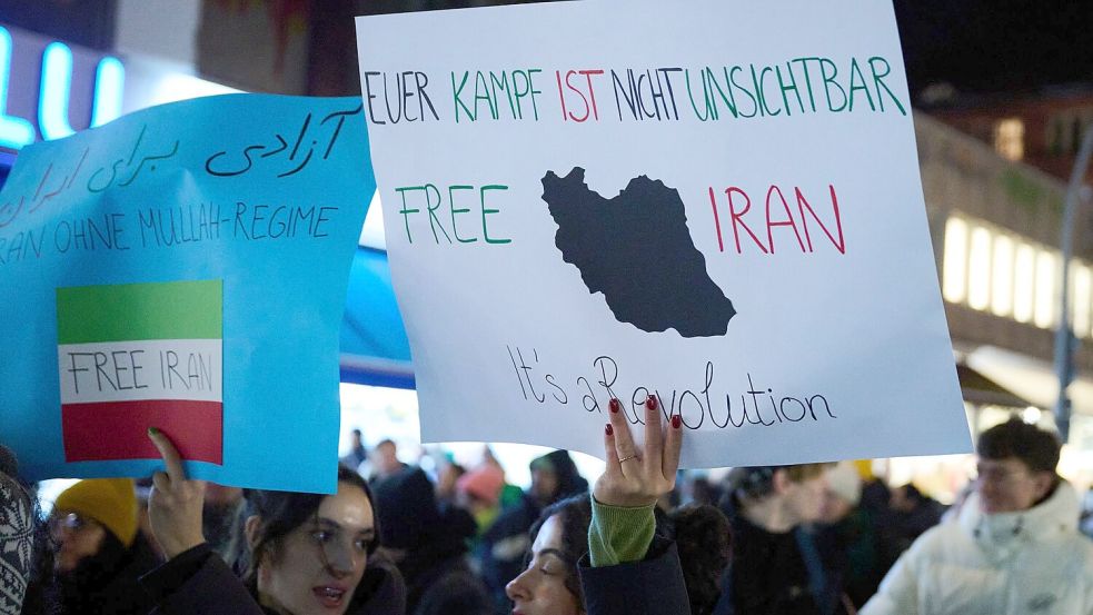 In Berlin wurde demonstriert unter dem Motto „Protest gegen die Todesmaschinerie der Islamistischen Republik Iran“. Foto: Annette Riedl