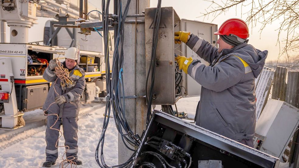 Elektriker in Kiew kämpfen um eine Wiederherstellung der Stromversorgung. Foto: Dan Bashakov/AP/dpa