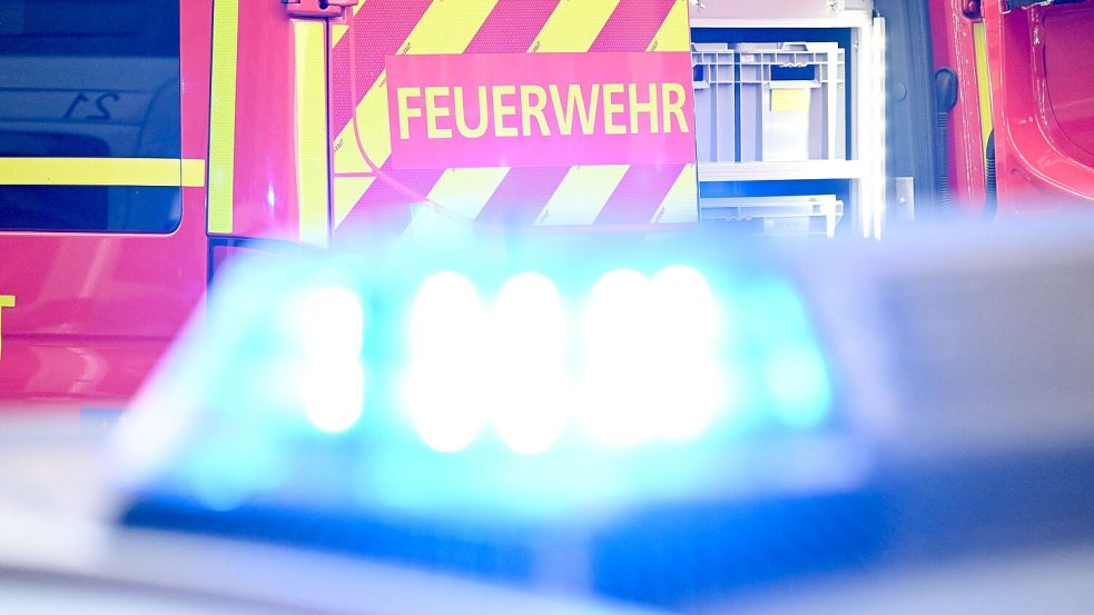 Die Feuerwehr versucht, den Brand zu in der Vehrter Landstraße zu löschen. Foto: dpa/Bernd Weißbrod