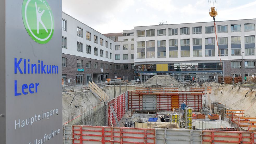 Derzeit wird ein neues Gebäude für das Klinikum Leer gebaut – ein Bunker ist aber nicht geplant. Foto: Ortgies