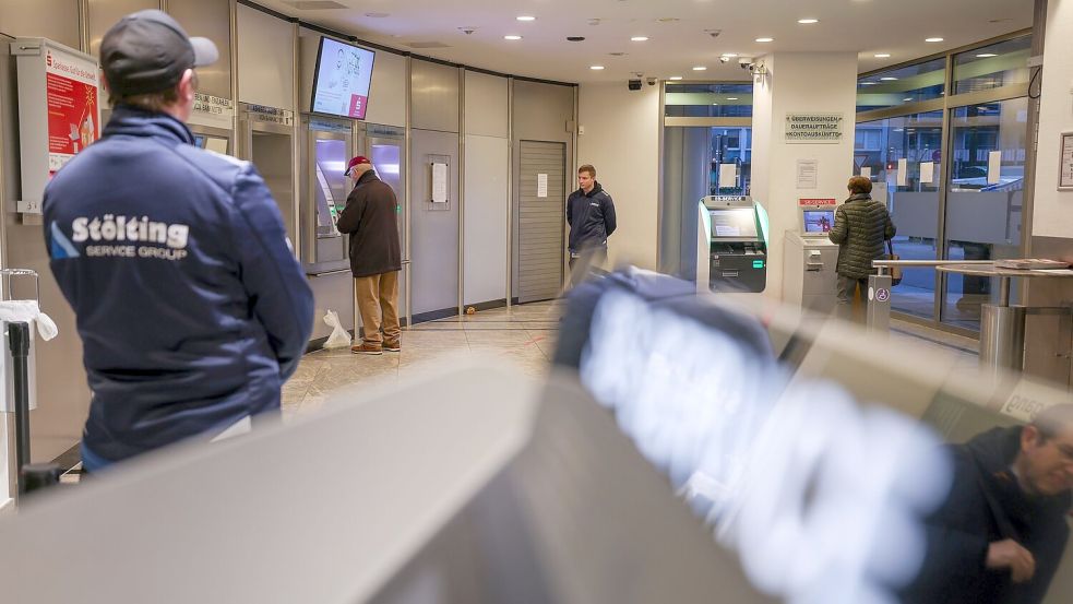 Kunden können in der Sparkasse Gelsenkirchen-Buer jetzt wieder die Geldautomaten nutzen. Foto: Christoph Reichwein