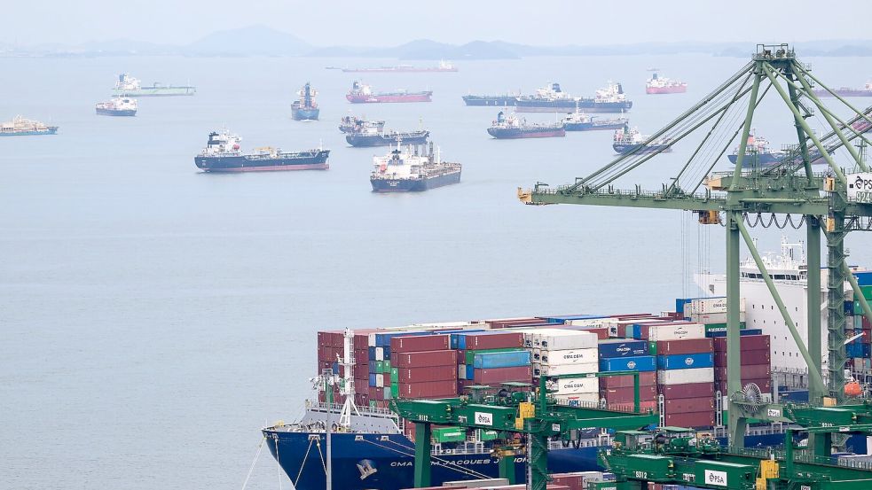 Der Hafen Singapur, der zu den weltgrößten zählt, liegt an der Straße von Singapur. Foto: Bernd von Jutrczenka