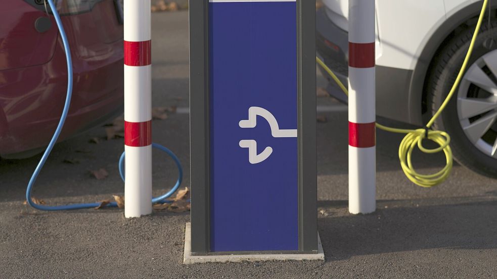 Parkplatz mit Zapfsäule, Ladestation EnBW für Elektroautos, Stromtankstelle, E-Tankstelle, E-Mobilität, Ladekabel führt Foto: IMAGO / Michael Weber