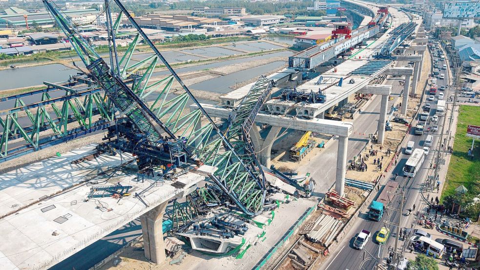 Bereits zum zweiten Mal innerhalb von 24 Stunden ist es in Thailand zu einem tödlichen Unglück mit einem Baukran gekommen. Foto: Arnun Chonmahatrakool/AP/dpa
