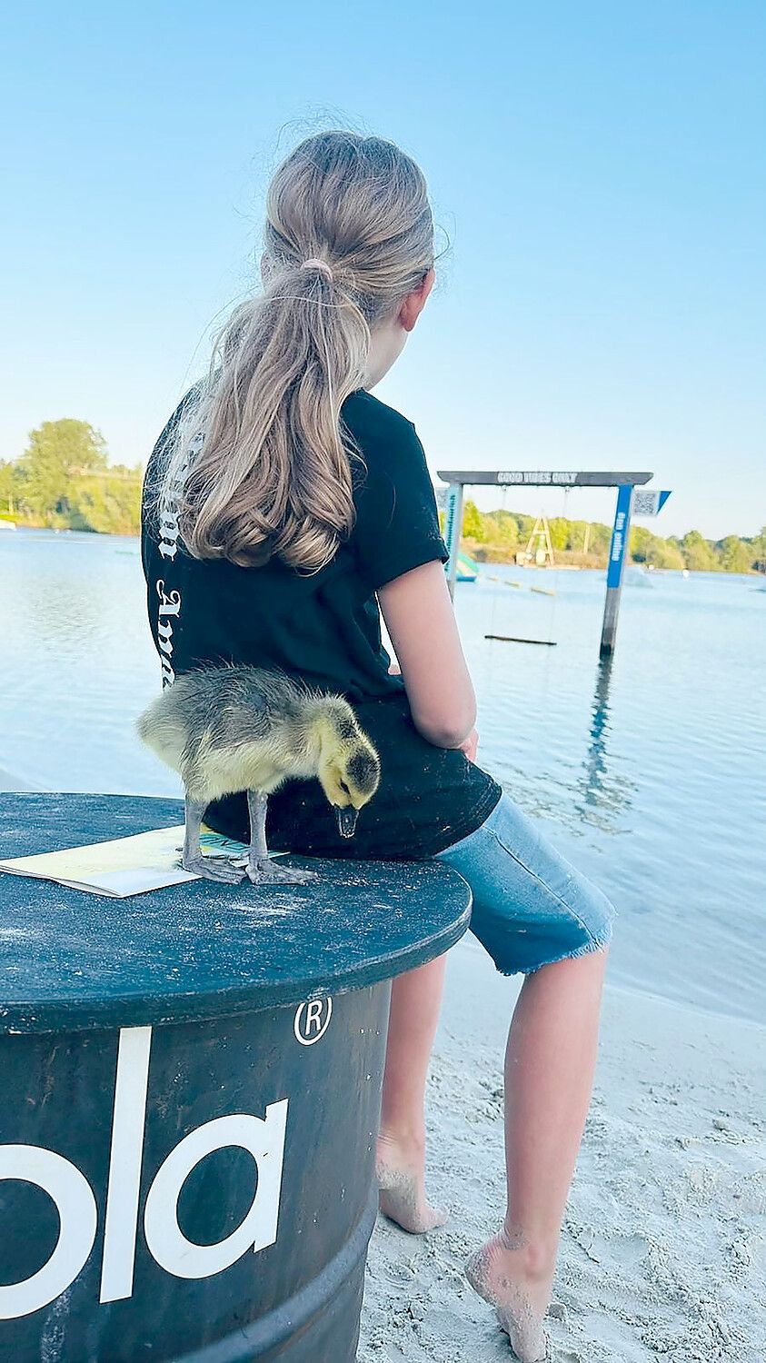 Mai: Das Leserfoto „Lyah und ihr kleiner, gefiederter Freund“ stammt von Kathrin Krombholz.