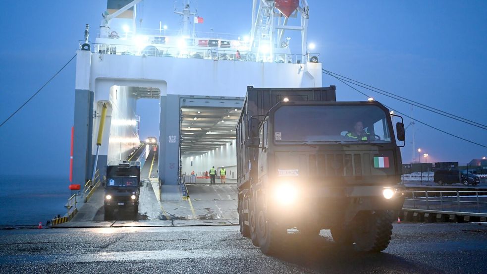 Erste Militärfahrzeuge sind in Emden angekommen. Foto: Lars Penning