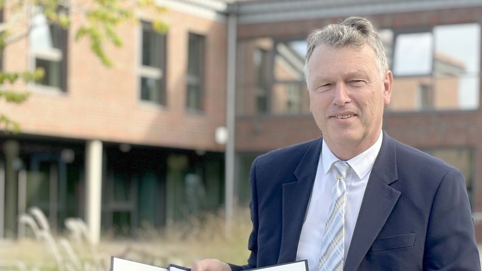 Arno Ulrichs, hier im Herbst 2024, vor dem Ihlower Rathaus. Foto: Christin Wetzel