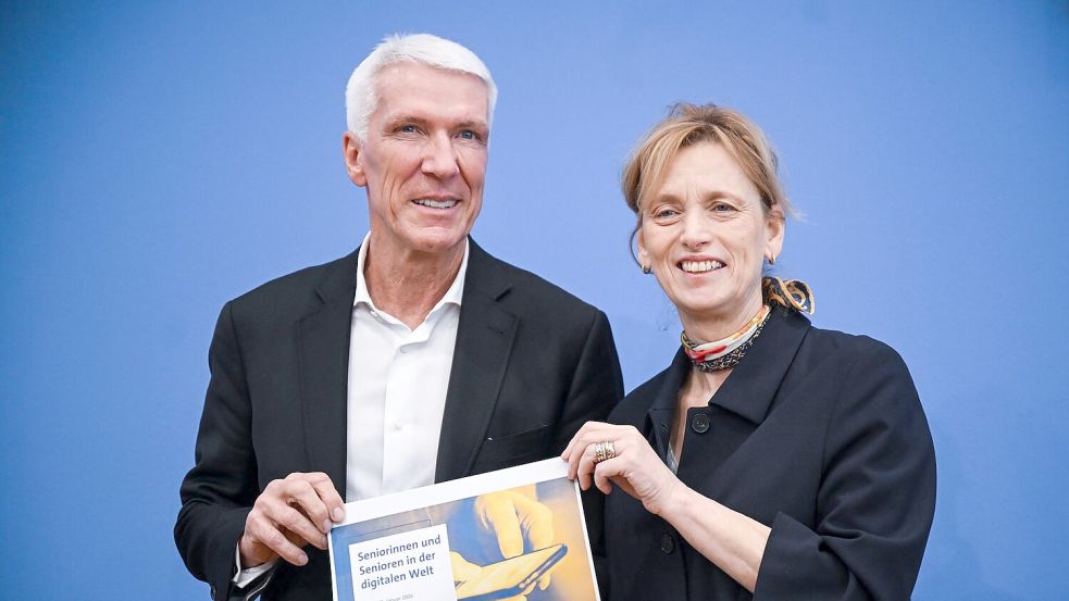 Bitkom-Chef Wintergerst und Seniorenministerin Prien stellten die Ergebnisse der Befragung „Seniorinnen und Senioren in der digitalen Welt“ vor. Foto: Britta Pedersen/dpa