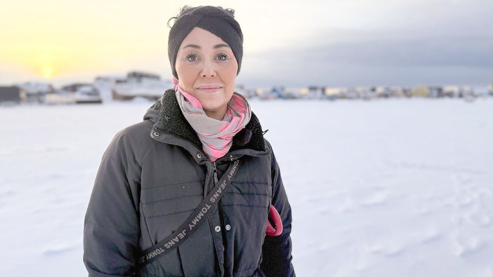 Falls die Amerikaner in Grönland einmarschieren, weiß Tillie Martinussen genau, was sie macht. Foto: Julia Wäschenbach/dpa