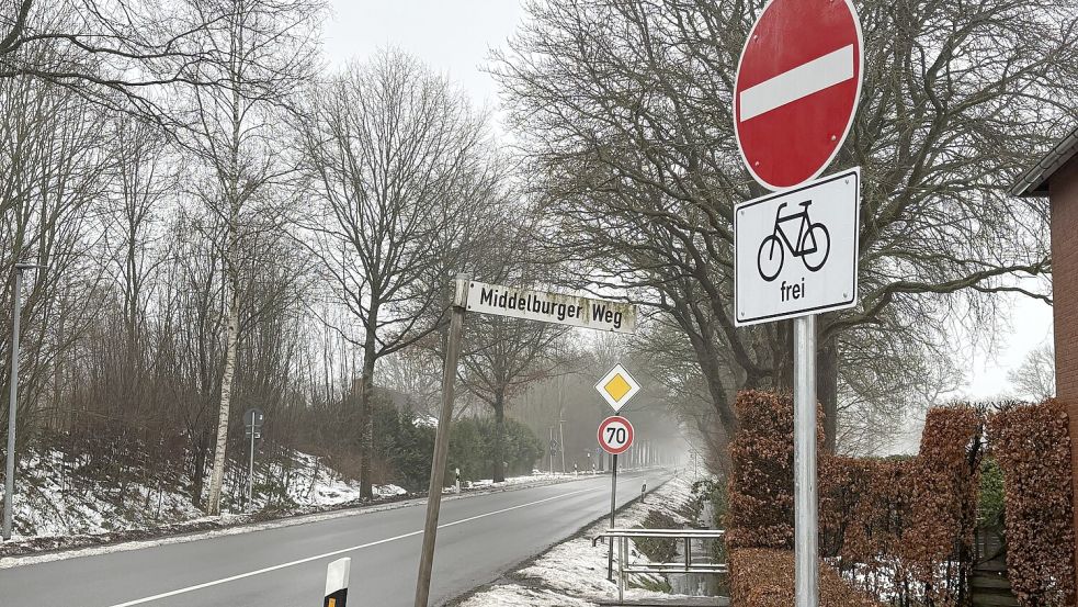Plötzlich Einbahnstraße: Ende 2025 richtete die Stadt am Middelburger Weg eine Einbahnstraßenregelung ein. So soll der zunehmenden Schleichverkehr im Zuge der Langzeitbaustelle an der Kirchdorfer Straße eingedämmt werden. Foto: Mieke Matthes