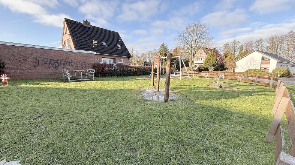 Blick auf den Spielplatz „Bültjes“ in Riepe. An der angrenzenden Garagenwand prangen noch Schmierereien. Foto: Christin Wetzel