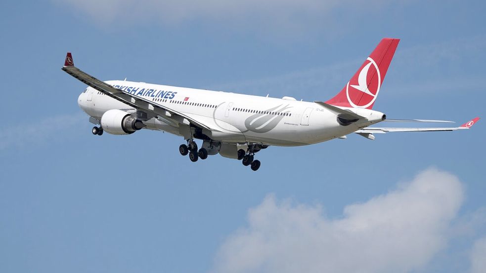 Eine Maschine von Turkish Airlines musste in Barcelona wegen einer „Gefahr an Bord“ notlanden. (Archiv-Bild) Foto: Soeren Stache/dpa