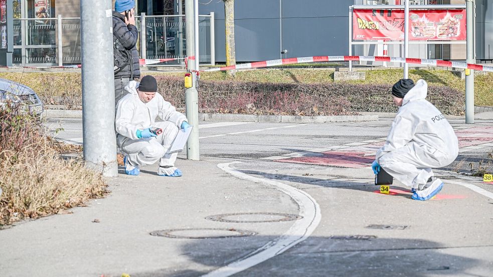 Die Spurensicherung war nach dem Messerangriff im Einsatz. Foto: Jason Tschepljakow/dpa