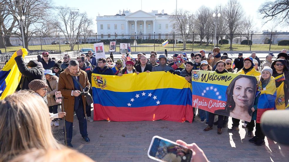 Während Trump Machado trifft, versammeln sich Menschen vor dem Weißen Haus. Foto: Pablo Martinez Monsivais/AP/dpa