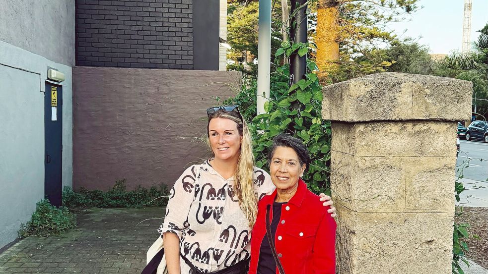 Die Regisseurin Coley und Ingrid LeFebour stehen zusammen und umarmen sich. Foto: Rebecca Coley