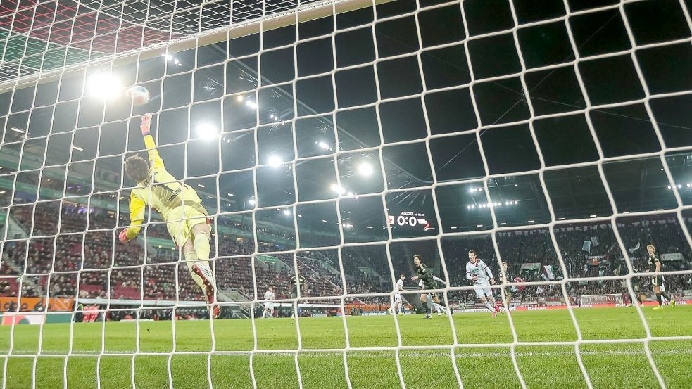 Der Ball schlägt nach dem Schuss von Alexis Claude-Maurice hoch im Berliner Tor ein. Foto: Harry Langer