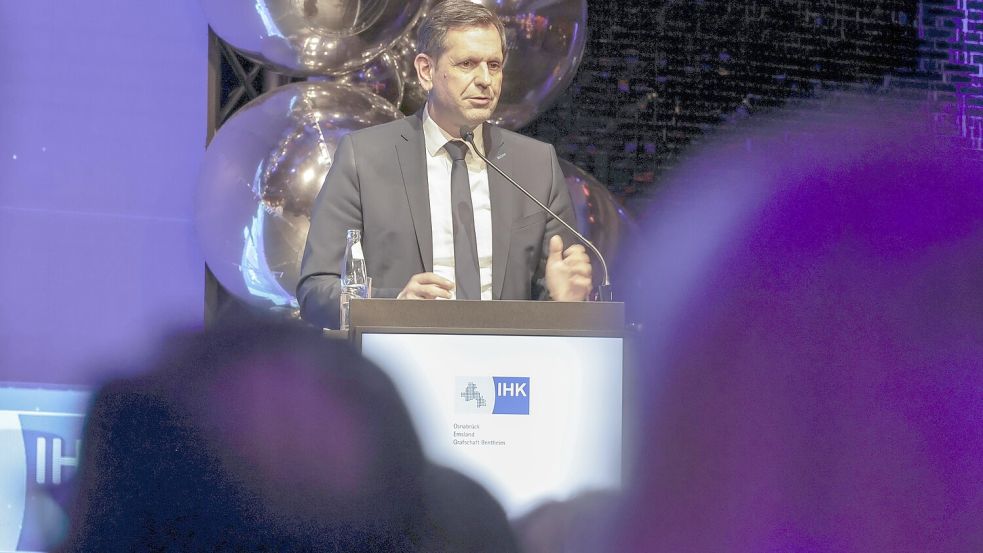 Ministerpräsident Olaf Lies (SPD) sprach während des IHK-Neujahrsempfanges 2026 zu mehr als 600 Zuhörern im Alando Ballhaus in Osnabrück. Foto: Jörn Martens