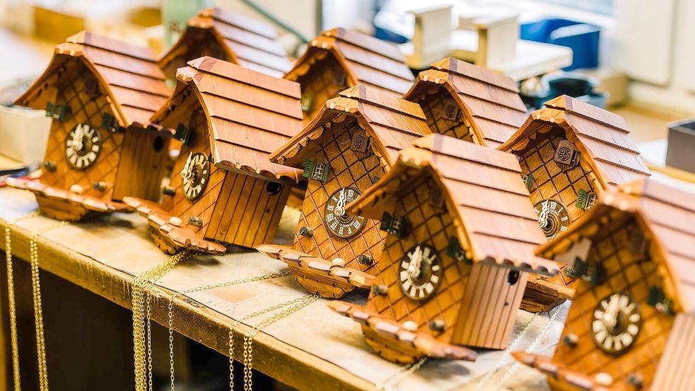 Die Schwarzwälder Kuckucksuhr ist mögliche Kandidatin einer geschützte regionalen Herkunftsbezeichnung. (Archiv) Foto: Philipp von Ditfurth/dpa