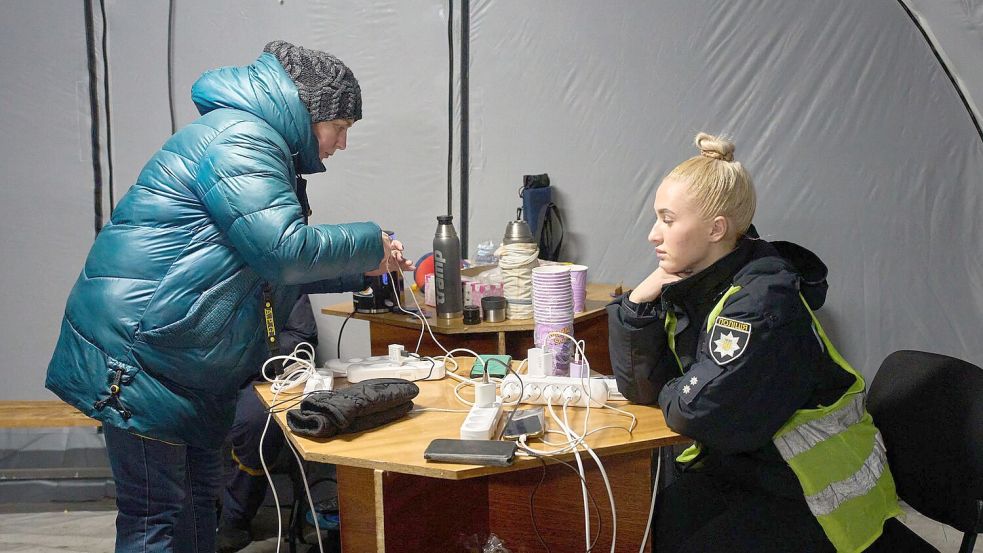 In „Punkten der Unbeugsamkeit“ können Ukrainer bei Stromausfällen ihre Mobiltelefone aufladen. Foto: Efrem Lukatsky/AP/dpa