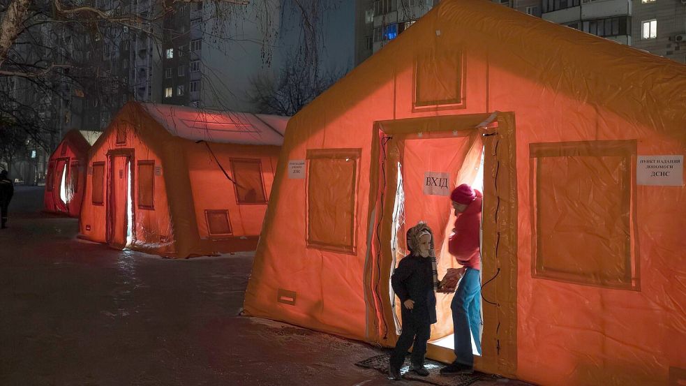 Zelte des ukrainischen Zivilschutzdienstes geben Menschen die Möglichkeit, sich nach russischen Angriffen aufzuwärmen, wenn die Heizungen ausgefallen sind. Foto: Vladyslav Musiienko/AP/dpa
