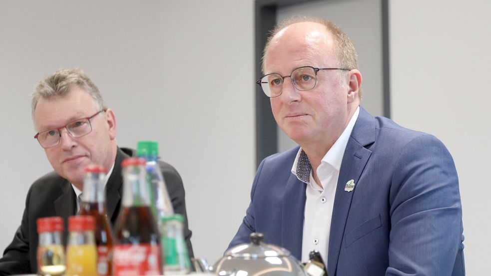 Harm Ubben, hier rechts im Bild mit Bürgermeister Arno Ulrichs bei der Jahrespressekonferenz in 2024, ist der erste Bewerber, der sich öffentlich äußert. Foto: Romuald Banik
