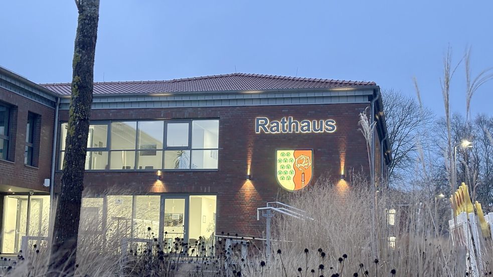 Blick auf das beleuchtete Ihlower Rathaus: Hier sieht die Verwaltung keinen Grund für einen vorzeitigen Wahltermin. Foto: Christin Wetzel