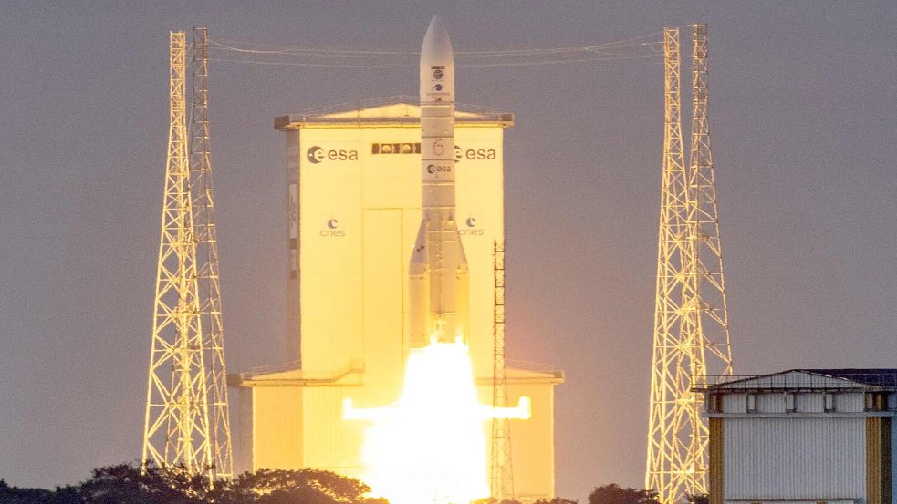 Hier startet die Ariane 6 in der schwächeren Version mit zwei Boostern, im Februar soll sie erstmals in der stärksten Version mit vier Boostern fliegen. (Archiv) Foto: Ronan Lietar/AFP/dpa