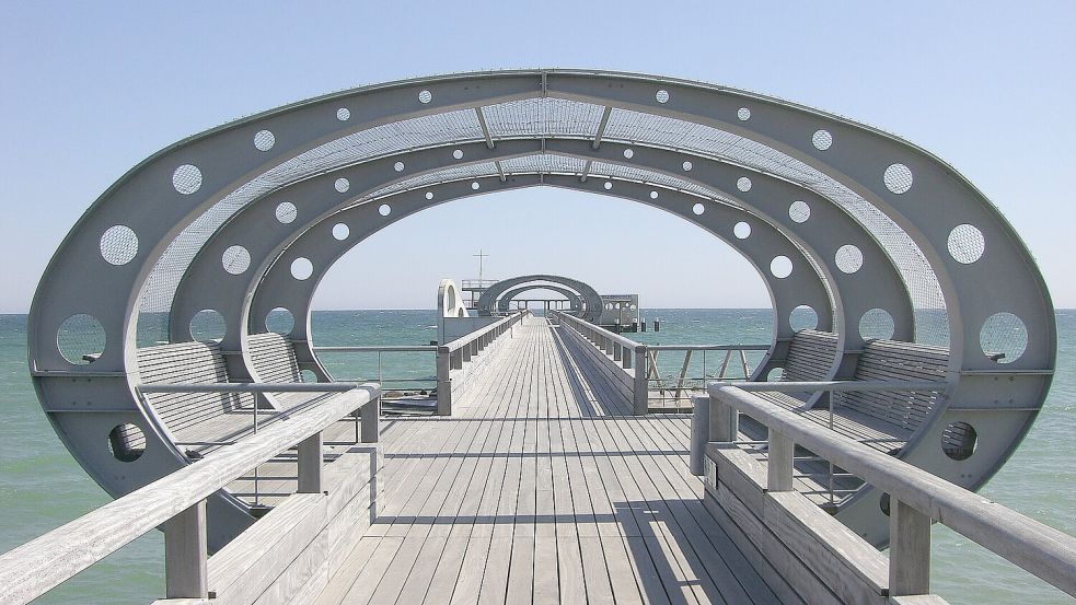 An der Seebrücke von Kellenhusen haben Spaziergänger am Dienstag eine im Wasser treibende Leiche entdeckt. Foto: Christian Korte
