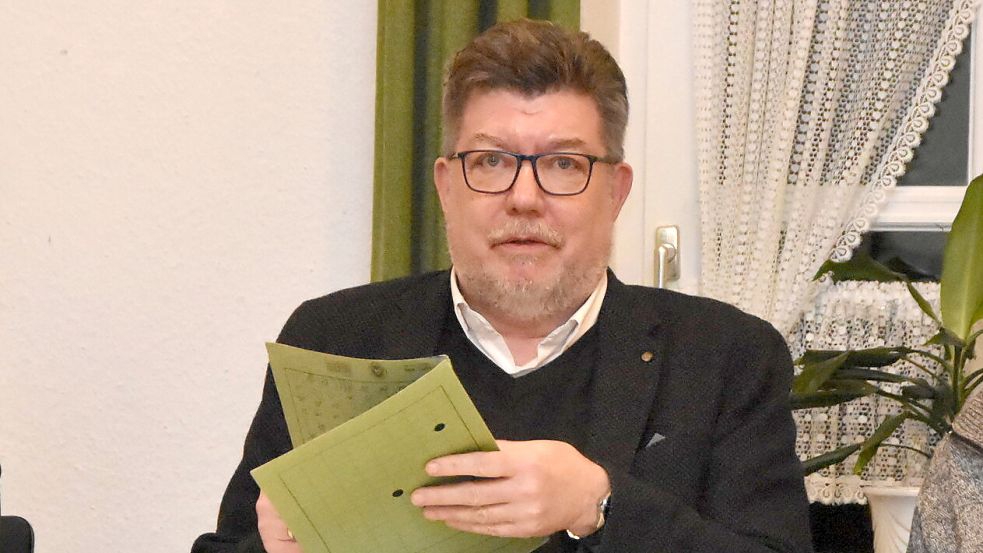 Bürgermeister Gerhard Ihmels hat seinen Willen bekommen: Im Brookmerland wird der neue Verwaltungschef früher gewählt als in anderen Kommunen. Foto: Thomas Dirks