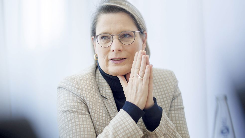 Stefanie Hubig will Volksverhetzern das passive Wahlrecht entziehen. Ein „Anti-AfD-Gesetz“ plane sie aber nicht. Foto: IMAGO/Thomas Trutschel