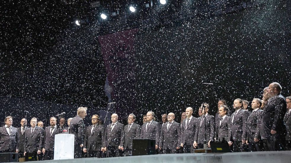 Der schreiende Männerchor singt auf der verschneiten Hauptbühne in Oulu. Foto: Eeva Riihelä/Lehtikuva/dpa