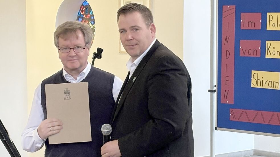 Bürgermeister Florian Eiben (rechts) überreichte Schulleiter Bernhard Schmunkamp als Geschenk einen Scheck für die Schule. Foto: Rebecca Kresse