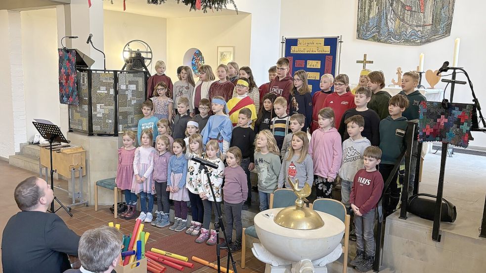 Die Schüler der Grundschule Leybuchtpolder führten zum Geburtstag mehrere Musikstücke auf. Foto: Rebecca Kresse