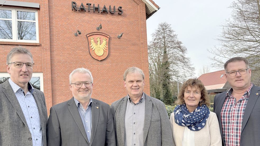 Gaben Rück- und Ausblick (von links): Joachim Betten (Leiter Fachbereich 3), Wilfried Müller (Leiter Fachbereich 1), Bürgermeister Thomas Erdwiens, Anja Dziarnowski (Stabsstelle Förderungen/Dorfregion) und Frank Süßen (Leiter Fachbereich 2),Foto: Aiko Recke