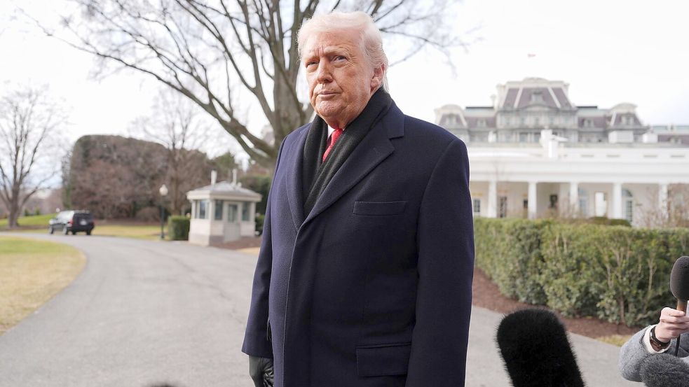 US-Präsident Donald Trump verweist auf die angebliche Absage von 800 Hinrichtungen im Iran. Foto: Evan Vucci/AP/dpa